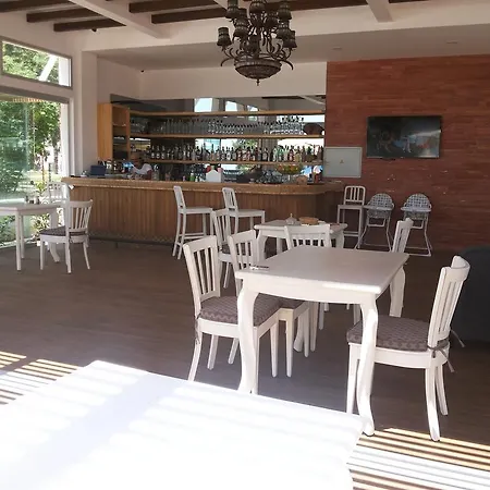 Alojamento de Acomodação e Pequeno-almoço Meggs Bodrum Restaurant & Ortakent