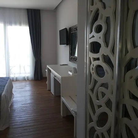 Alojamento de Acomodação e Pequeno-almoço Meggs Bodrum Restaurant &