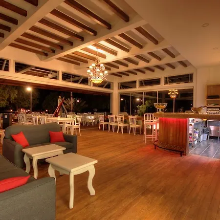 Alojamento de Acomodação e Pequeno-almoço Meggs Bodrum Restaurant &