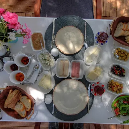 Meggs Bodrum Restaurant & Alojamento de Acomodação e Pequeno-almoço 3*