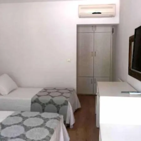 Alojamento de Acomodação e Pequeno-almoço Meggs Bodrum Restaurant & Ortakent