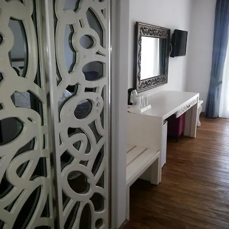 Alojamento de Acomodação e Pequeno-almoço Meggs Bodrum Restaurant &